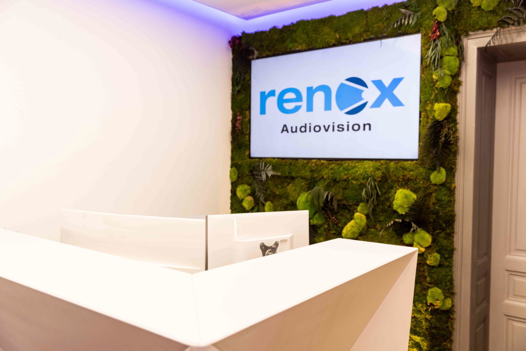 Digital Signage Lösung mit Screen mit Logo-Anzeige von Renox Audiovision