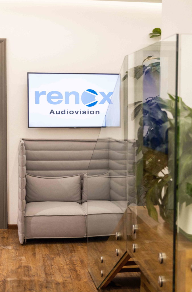 Renox Audiovision Büroräumlichkeiten mit Sitzecke und Digital Signage Screen