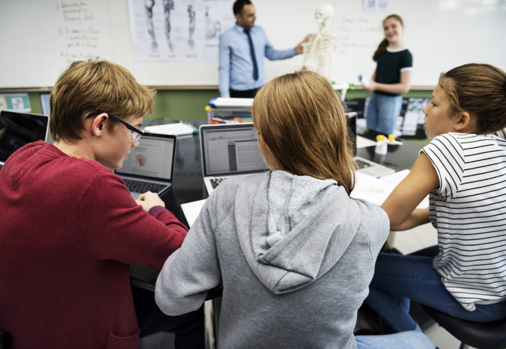 Schüler beim e-learning mit Laptop Lösung in der Schulklasse