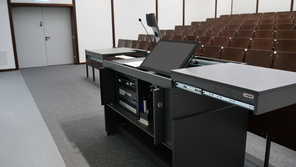 Ausstattung eines Lehrsaals mit individuellen Medienmöbeln des Herstellers inobjekt